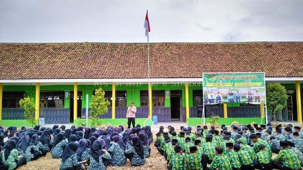 MTs Ma'arif NU 8 Siandong Bersama Polsek Larangan Gelar Pembinaan Kenakalan Remaja
