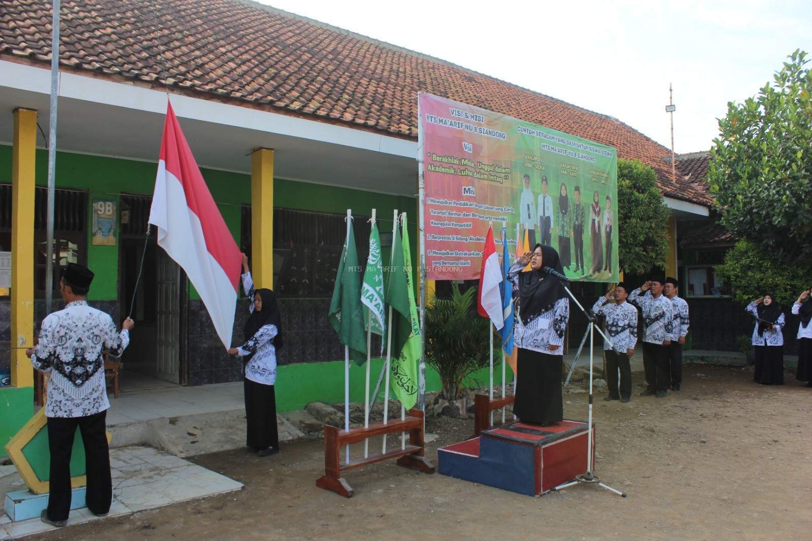 Peringatan Hari Guru Nasional 2025: MTs Ma’arif NU 8 Siandong Gelar Upacara Penuh Khidmat dan Nobar Film Edukatif