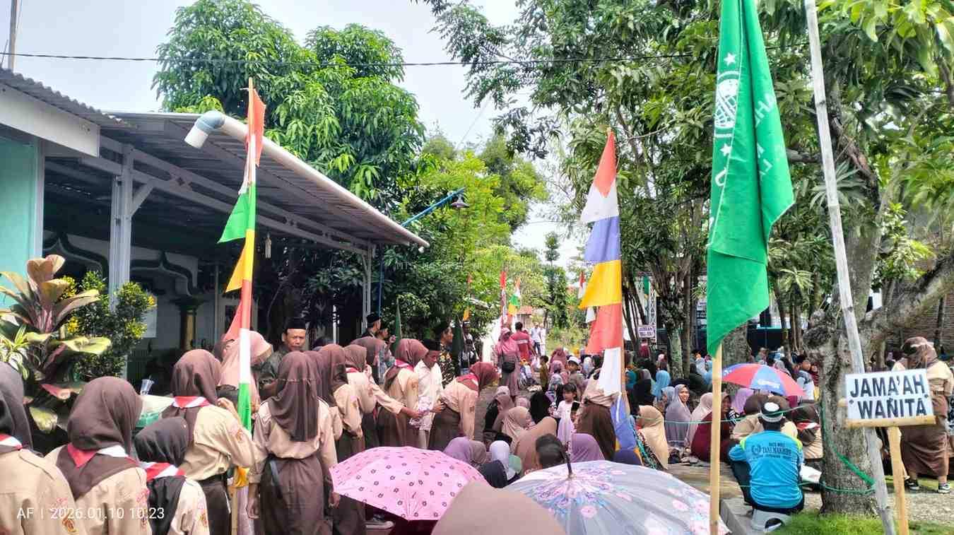 Tanamkan Nilai Keislaman, Siswa MTs Ma’arif NU 8 Siandong Ikuti Haul Massal Desa Siandong Bersama KH. Musthofa Aqiel Siradj