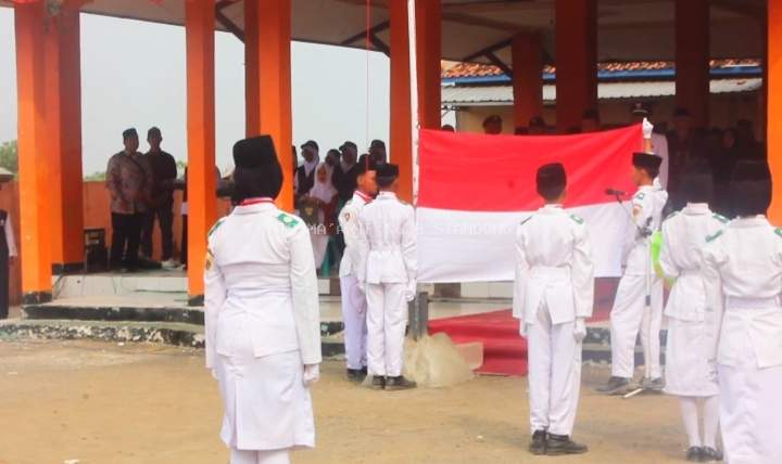 Semangat Kemerdekaan, Paskibra MTs Ma’arif NU 8 Siandong Tuntaskan Tugas Pengibaran Bendera HUT RI Ke-81